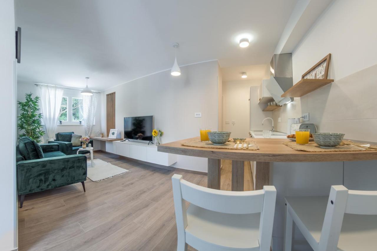 Norah With Private Parking Apartment
